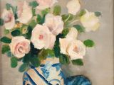 tableau représentant des roses roses dans un vase bleu et blanc, posé sur une nappe bleue et blanche