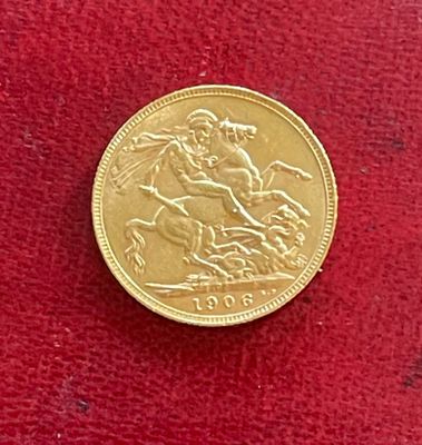 une pièce d'or sur laquelle est représenté un cheval et son cavalier