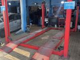 une voiture garée dans le garage