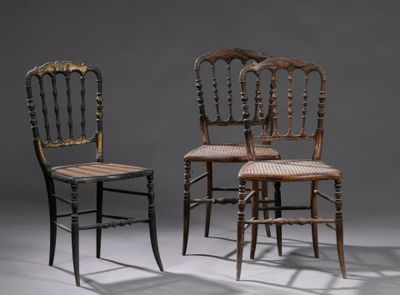 trois chaises en bois placées les unes à côté des autres sur une surface grise