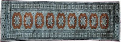 une photo d'un tapis bleu et marron orné d'un motif