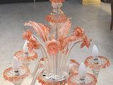 un lustre en verre posé à même le sol