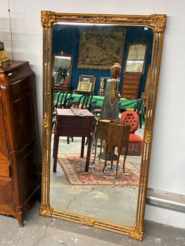 Important miroir à parecloses, cadre doré en bois, moderne. H 185...