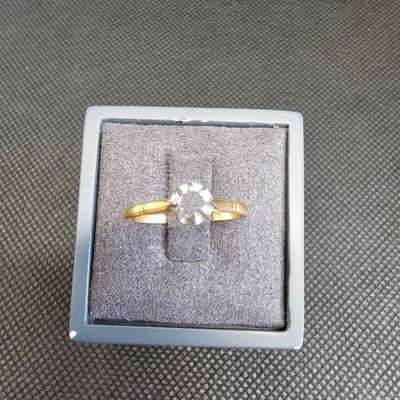 une photo d'une bague en diamant dans un écrin posé sur une table