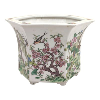 CHINE Cache pot hexagonal en porcelaine à décor polychrome d…