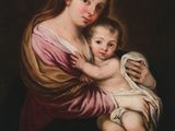 une peinture représentant une femme tenant un bébé dans ses bras
