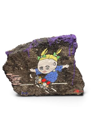 un caillou sur lequel est dessiné le portrait d'une fille