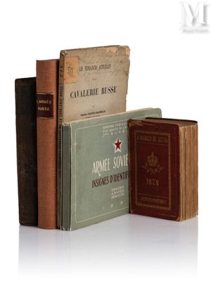 plusieurs livres sont empilés sur une surface blanche