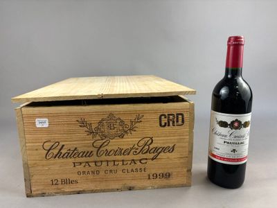 une bouteille de vin posée à côté d'une caisse en bois