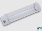 un gros plan d'une ampoule blanche sur fond blanc