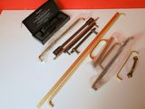 un grand nombre d'outils posés sur la table
