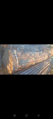 une photo d'un train qui roule sur les rails