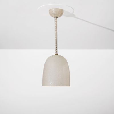 une lumière blanche suspendue au plafond dans une pièce blanche