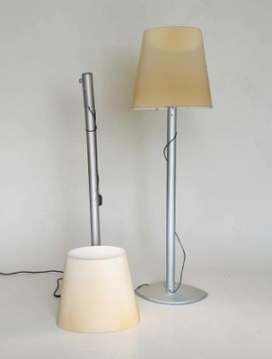 deux lampes placées l'une à côté de l'autre sur une table