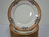plusieurs assiettes empilées les unes sur les autres sur une table