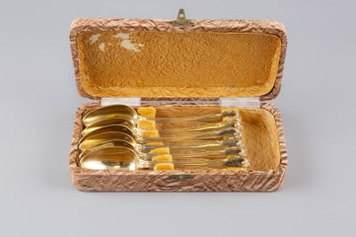 une boîte contenant des couverts, posée sur une table