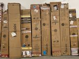 de nombreux cartons empilés sur le sol