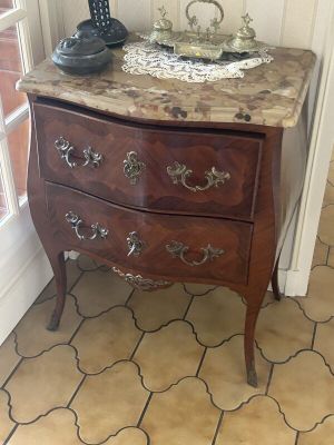 une commode en marbre dans le coin d'une pièce