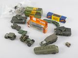 beaucoup de petits véhicules militaires et d'autres objets sur la table