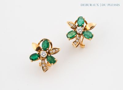 une paire de boucles d'oreilles en émeraude et diamant