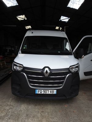 une camionnette blanche garée dans un garage