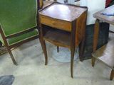 deux chaises et une table dans une pièce