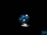 gros plan d'un diamant bleu sur une surface noire
