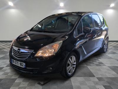 la photo d'une voiture noire garée dans un garage