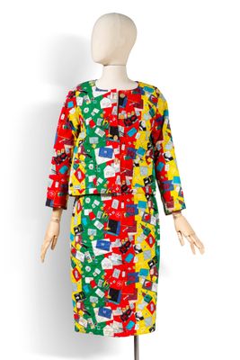 une photo d'un mannequin portant une robe multicolore