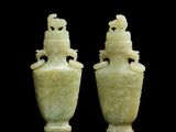 paire de vases en jade sculpté sur fond noir