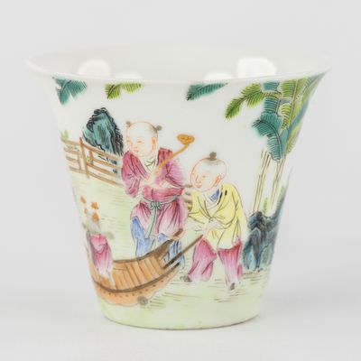 Coupe chinoise de la famille rose, décorée d'enfants enjoués…