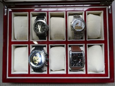 Collection de 4 montres d’homme, à mouvement quartz :