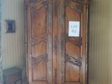 une grande armoire en bois avec un panneau dessus