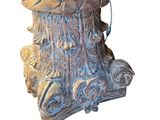 un vase bleu surmonté d'un oiseau