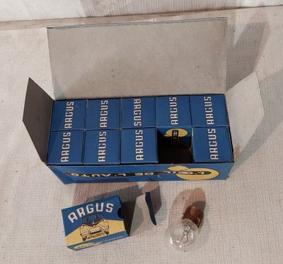une boîte de cigarettes posée sur une table à côté d'une autre boîte de cigarettes