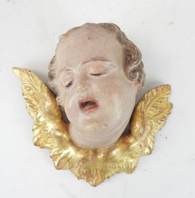 une statue d'ange ailé fixée au mur