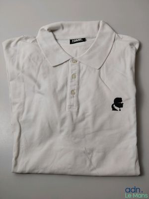 polo blanc avec un chat noir sur le col