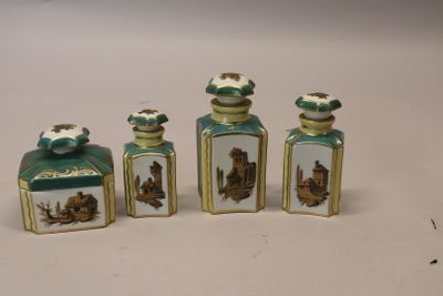trois petites bouteilles ornées de motifs différents, posées sur une surface blanche