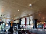 un restaurant où il y a beaucoup de tables et de chaises