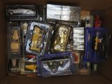 une boîte remplie de petites voitures et d'autres jouets