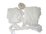 un tas de tissu blanc posé sur une surface blanche