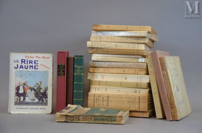 plusieurs livres sont empilés sur une table