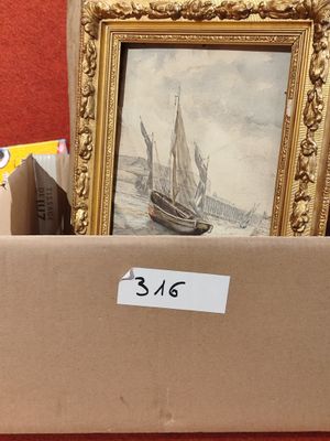 la photo d'une photo dans une boîte, avec une étiquette de prix