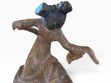 statue d'un chien portant un chapeau bleu sur la tête