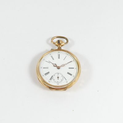 une montre de poche en or avec des chiffres romains sur le cadran