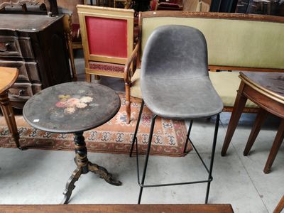 deux chaises et une table posées à même le sol dans une pièce