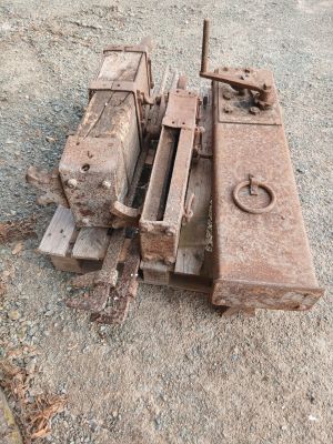 un morceau de bois posé par terre à côté d'une machine