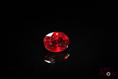 gros plan d'un diamant rouge sur une surface noire