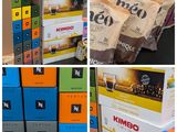 Plusieurs types différents de sachets de café sont empilés les uns sur les autres