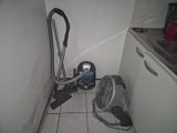 un aspirateur et un sac à poussière dans un coin de la cuisine